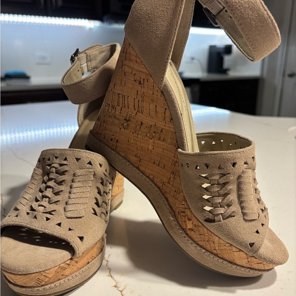 Marc Fisher‎ Tan Suede Wedge Sandals size 6.5 brand new - Picture 4 of 5